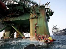 Escaladores de Greenpeace suben a una plataforma en el Ártico para exigirle su plan ante vertidos