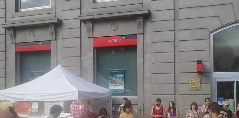 Concentración frente a la sede del PSOE de Gijón en apoyo a Jorge Cordero