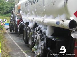 Finaliza la alerta tras contener la fuga de combustible del camión cisterna accidentado en Coaña 