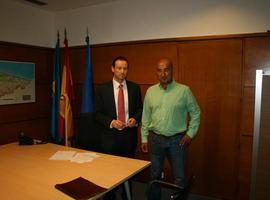Encuentro del consejero de la Presidencia con el alcalde de Teverga