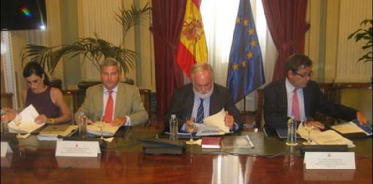 Arias Cañete: "El Gobierno no consentirá la desaparición del sector lácteo español" 