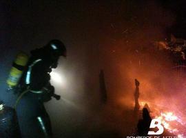 El fuego destruye una edificación de uso ganadero en Vegadeo, frente al polígono industrial
