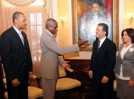 Presidente Fernández recibe al medallista mundial de atletismo Carl Lewis 