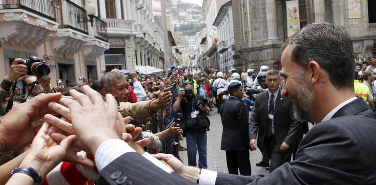 Calurosa acogida a los Príncipes de Asturias en Ecuador