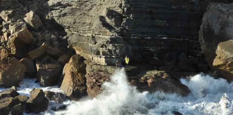 Rescatado un mariscador tras una caída en los pedreros de Arnao