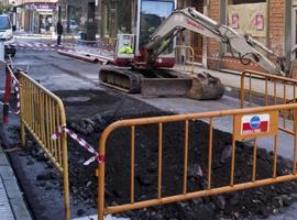 Comienzan en El Entrego las obras peatonales en la calle de Menéndez Pelayo