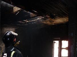 El incendio de un edificio en el barrio Vistalegre de Ujo, Mieres, daña cuatro viviendas