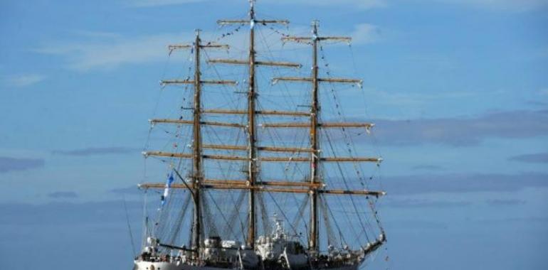 La fragata Libertad llega a Mar del Plata
