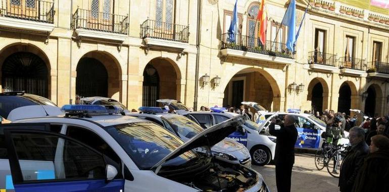 El alcalde presenta la nueva flota de la Policia Local de Oviedo, con energía renovable