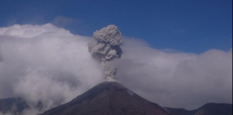 Alerta Amarilla en tres provincias de Ecuador por las emisiones del volcán Reventador 
