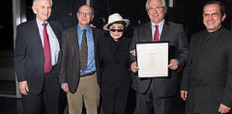 Yoko Ono en homenaje a Julian Assange