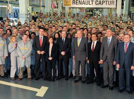 La plantila de Renault en Valladolid posa en torno a Don Juan Carlos durante su visita 