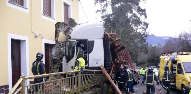 Dos heridos tras empotrarse un camión contra una vivienda en Piñera, Navia