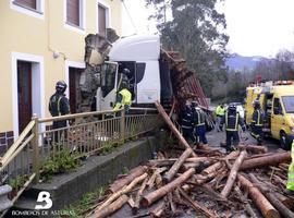 Dos heridos tras empotrarse un camión contra una vivienda en Piñera, Navia