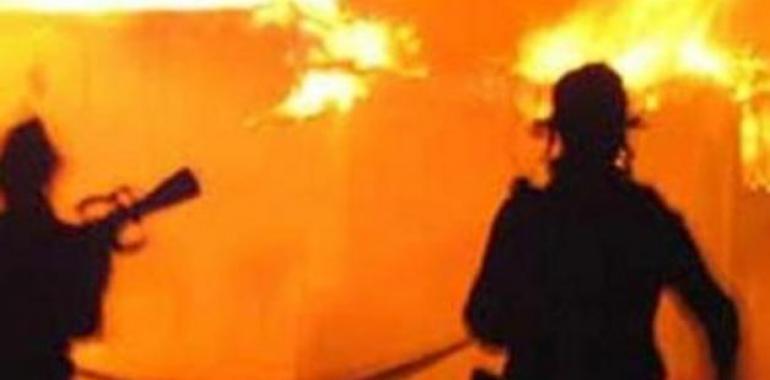 Un incendio causa la intoxicación de un vecino y destruye parte del inmueble, en Grao 