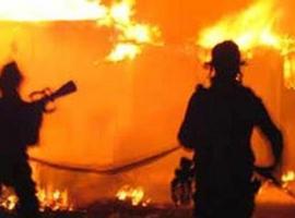 Un incendio causa la intoxicación de un vecino y destruye parte del inmueble, en Grao 