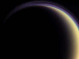 Un misterioso gas aparece durante el día en la atmósfera de Titán 