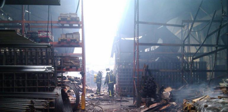 El fuego destruye una nave industrial en El Boutarón, San Tirso de Abres