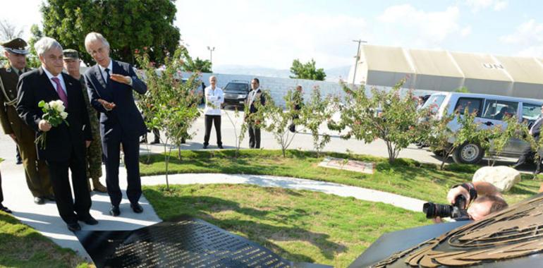 Piñera deposita ofrenda floral en recuerdo a víctimas del terremoto de Haití