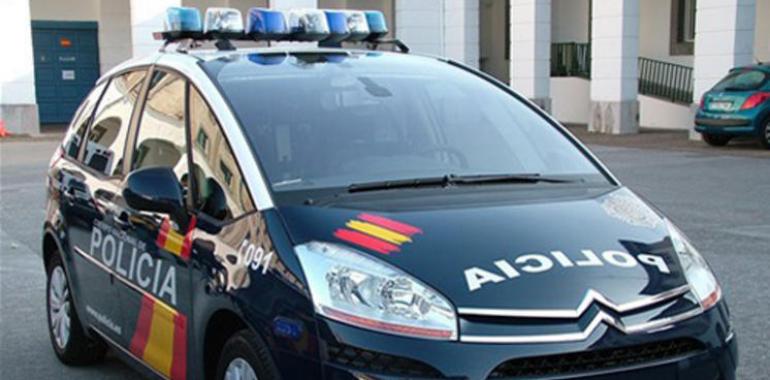 Un joven detenido en Oviedo por agredir a un policía mientras montaba una barrila