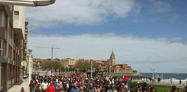 Concurrida manifestación en el escrache al sistema hoy domingo en Gijón