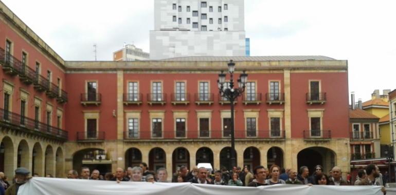 Concentrados en la plaza del Ayuntamiento gijonés anuncian el escrache al sistema del domingo 