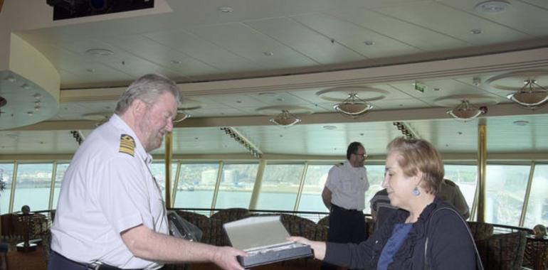Rosa Aza entrega una metopa al capitán del Adventure of the Seas en su primera escala en Gijón