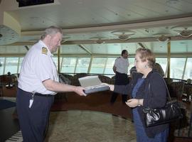 Rosa Aza entrega una metopa al capitán del \Adventure of the Seas\ en su primera escala en Gijón