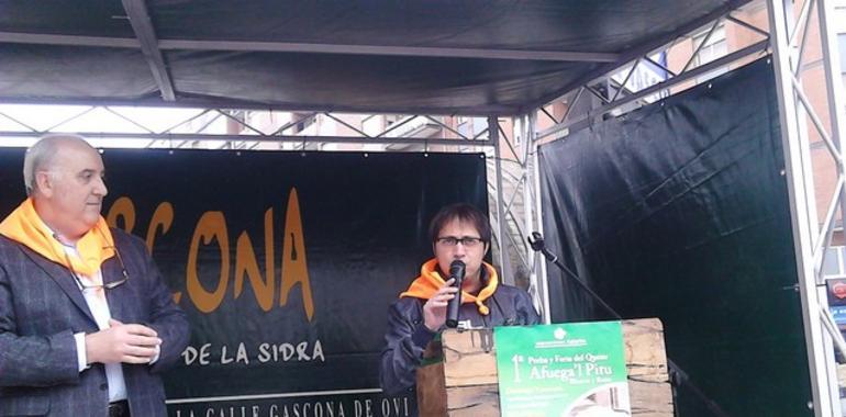 Ambás defiende el uso del asturiano en el etiquetado, en la Feria del Afuegal Pitu