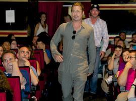 Brad Pitt revoluciona el cine Capitol de Madrid al aparecer por sorpresa en la fan premiere 