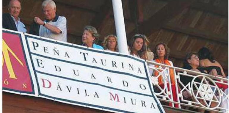 Mulero, de La Quinta, recibe el Trofeo Peña Eduardo Dávila al toro más bravo de la Feria de Begoña