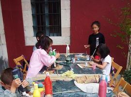 Finaliza taller infantil “Pequeños escultores”, impartido por Eva Rojo en Llanes