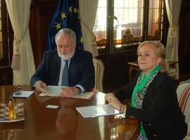 El ministro de Agricultura, Arias Cañete, visita Asturias invitado por Mercedes Fernández