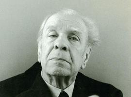 Aparez una vieya grabación de Borges cantando tangos