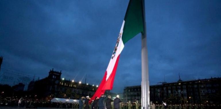 México honra las víctimas del sismo de 1985 mientras socorre a miles de víctimas de los huracanes