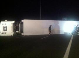 Un camión de gran tonelaje volcado corta la carretera de entrada a Madrid desde el K-30