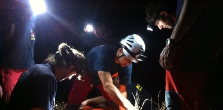 Rescate nocturno de un senderista de 74 años accidentado en el Pico de la Miel, La Cabrera