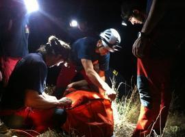 Rescate nocturno de un senderista de 74 años accidentado en el Pico de la Miel, La Cabrera