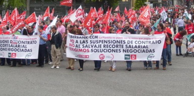 La protesta de trabajadores de Cajastur el día de los Premios, en Los Álamos, pero no en La Escandalera