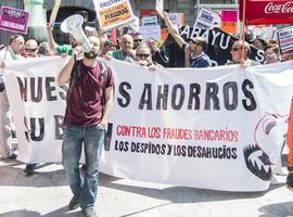 Más de 250 preferentistas denuncian en Santoña el \"abusivo\" canje de Liberbank y el FROB