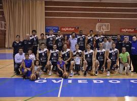 Varios abonados participan en la foto oficial del Oviedo Baloncesto