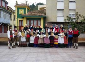 Muestra de trajes tradicionales asturianos en la Casa de Cultura de Candás