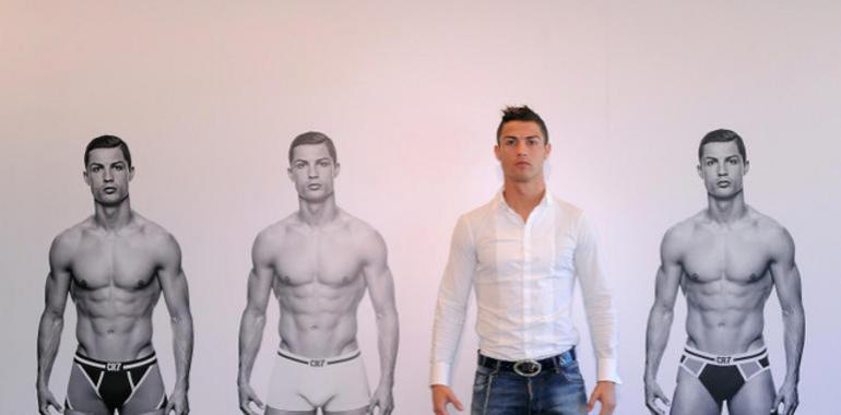 Cristiano Ronaldo, grande y con gayumbos en el Palacio de Cibeles, Madrid