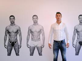 Cristiano Ronaldo, grande y con gayumbos en el Palacio de Cibeles, Madrid