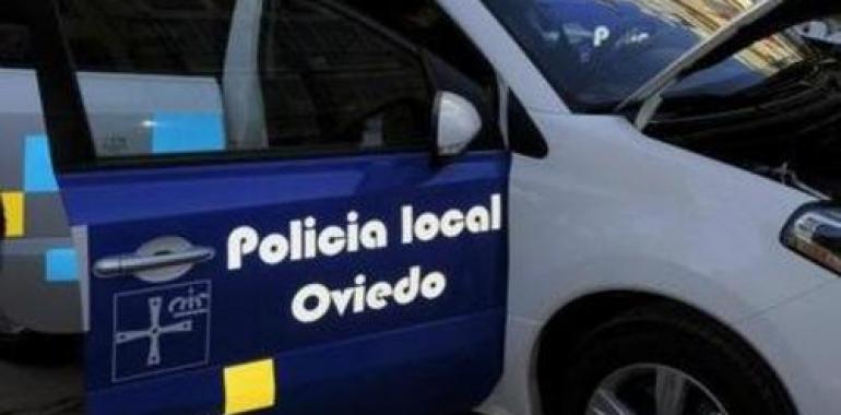 tres heridos, dos de ellos policías locales, al chocar en Oviedo un coche patrulla y una furgoneta
