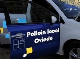 tres heridos, dos de ellos policías locales, al chocar en Oviedo un coche patrulla y una furgoneta