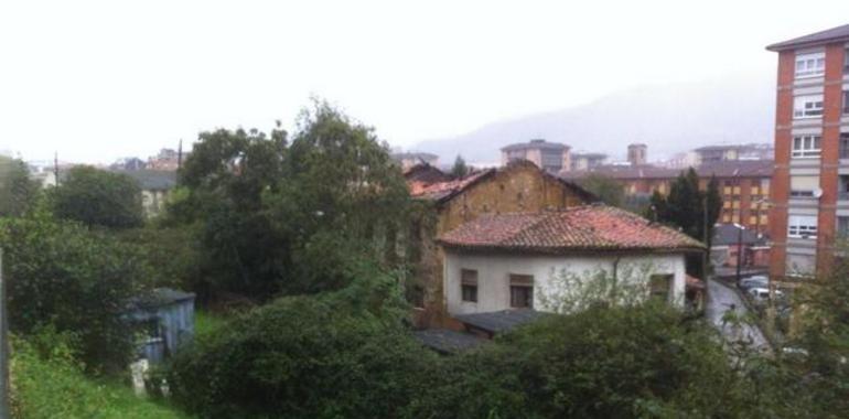 Piden actuación municipal sobre peligros derivados de viviendas en ruinas en La Tenderina