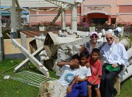 Padre ángel,  de Mensajeros de la Paz, en Filipinas para valorar los daños causados por el tifón  