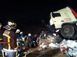 Muere un conductor en un accidente entre dos camiones y un turismo en San Fernando de Henares
