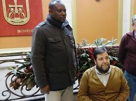El alcalde de Oviedo recibió en el Consistorio a los ayudantes de los Reyes Magos